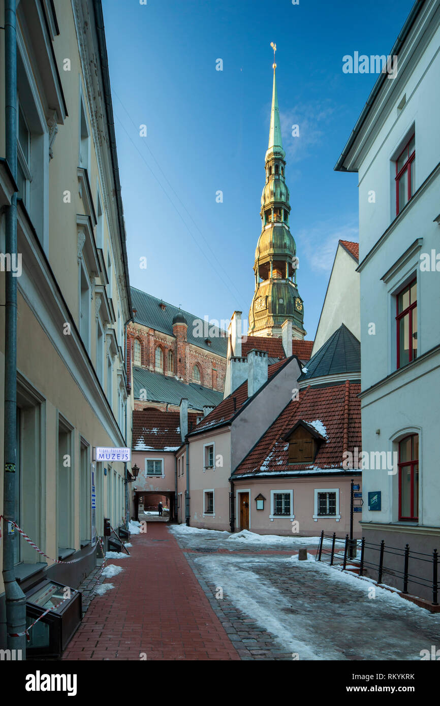 Inverno mattina a Riga città vecchia con la chiesa di San Pietro torre in distanza. Foto Stock