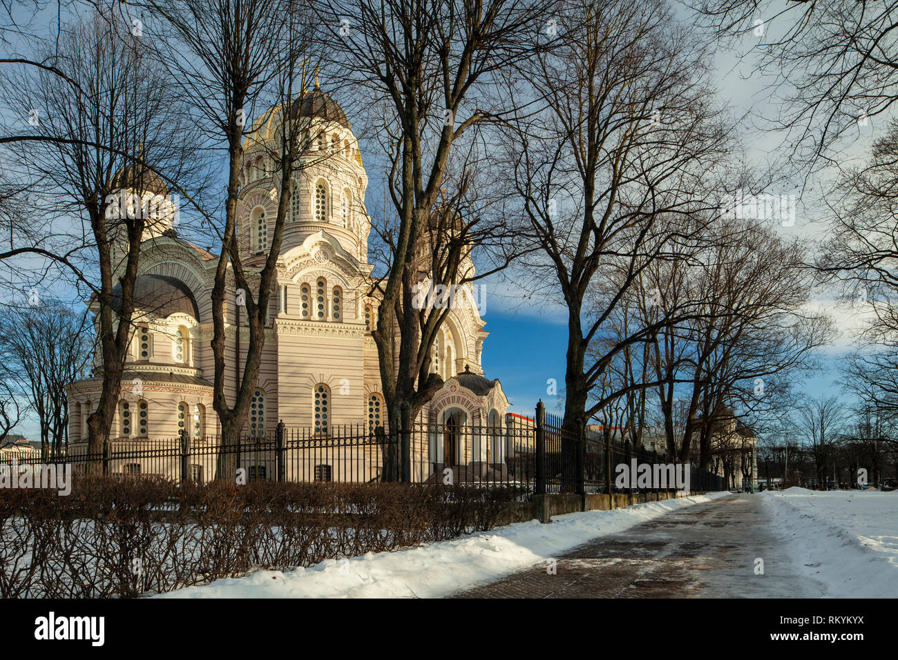 Pomeriggio invernale alla chiesa ortodossa di Riga. Foto Stock