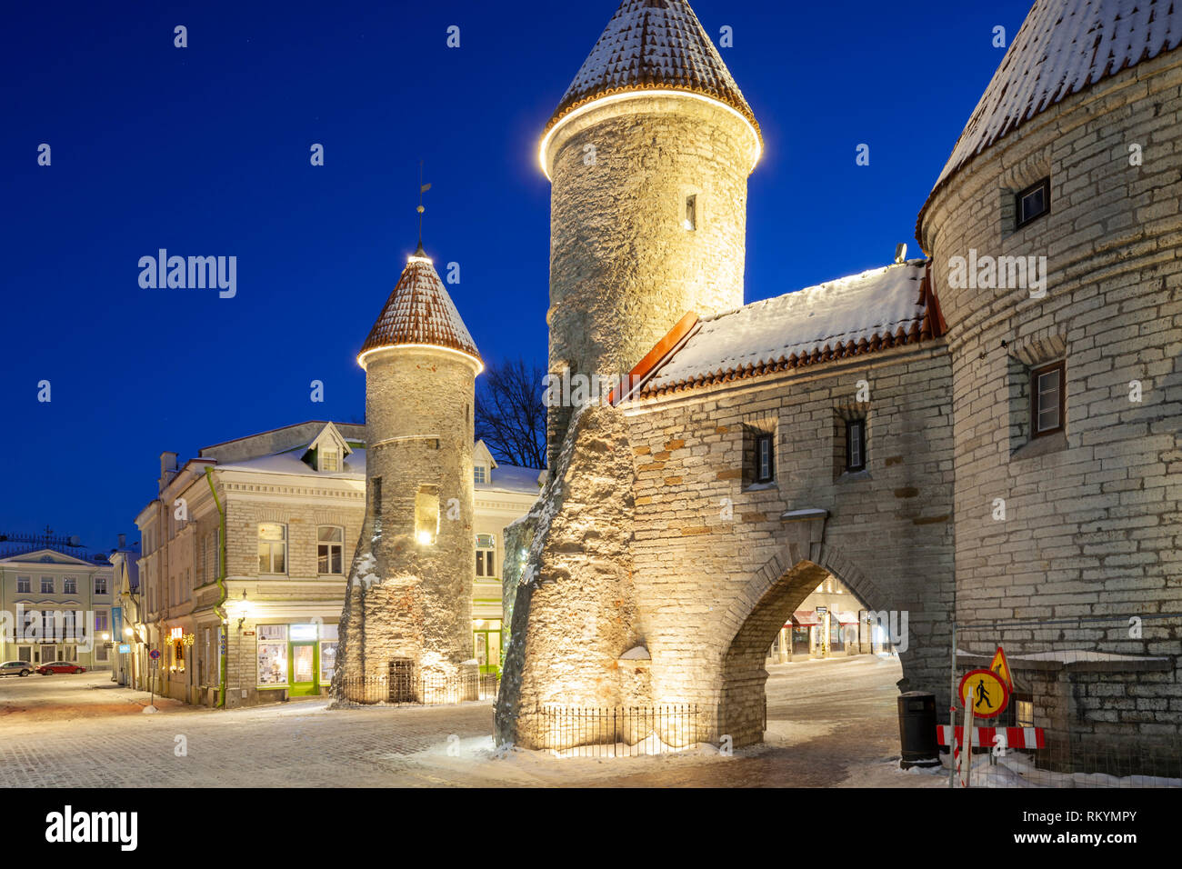 Alba invernale presso le mura della città di Tallinn. Foto Stock