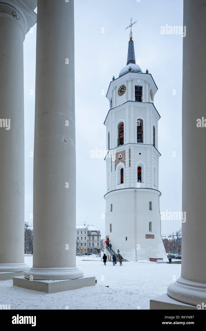 Il campanile della cattedrale di Vilnius in inverno. Foto Stock