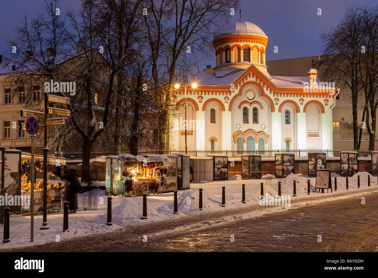 Inverno sera presso la chiesa ortodossa nella città vecchia di Vilnius. Foto Stock