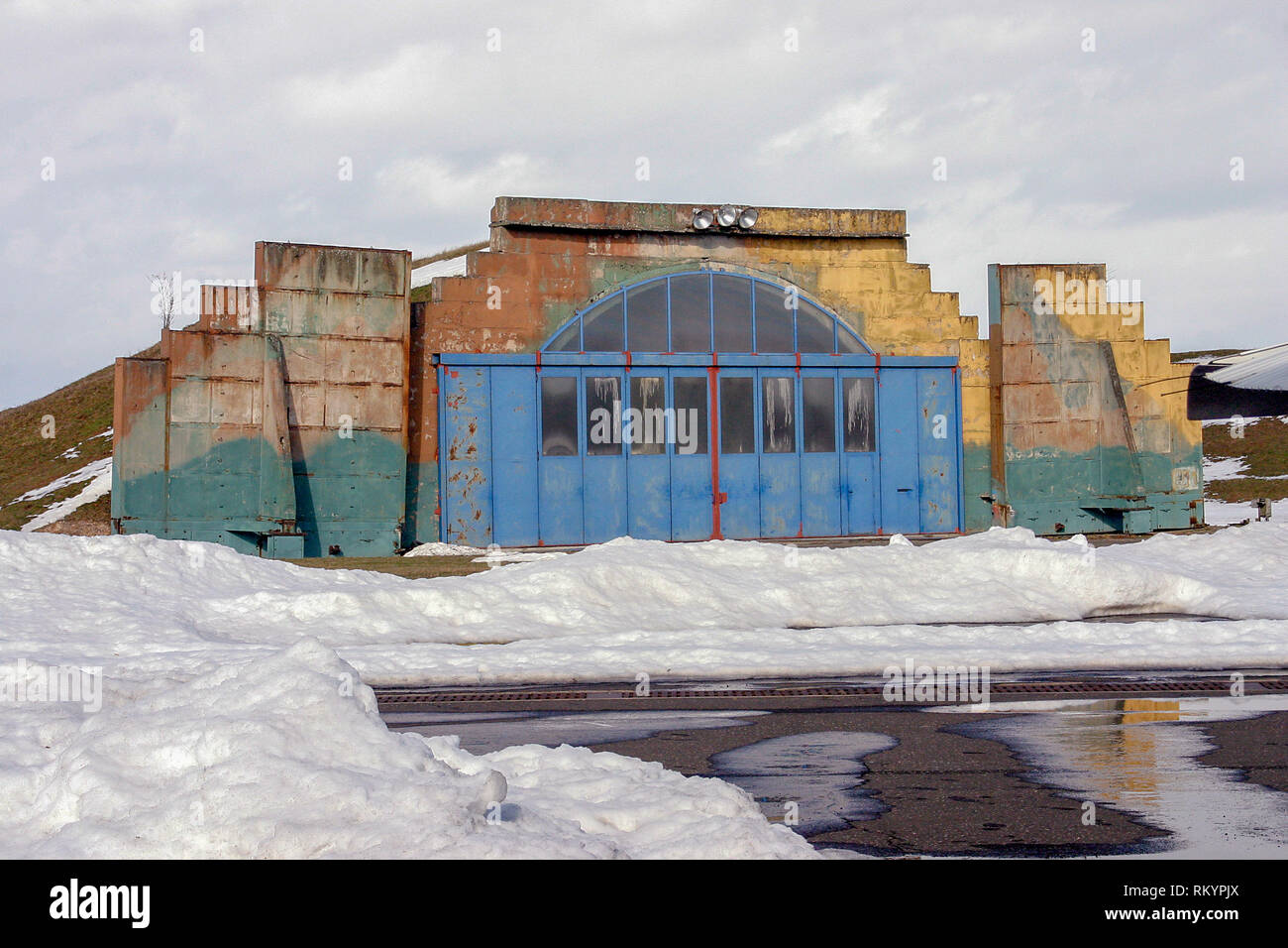 Vintage aerei militari hangar aeroporto in inverno Foto Stock