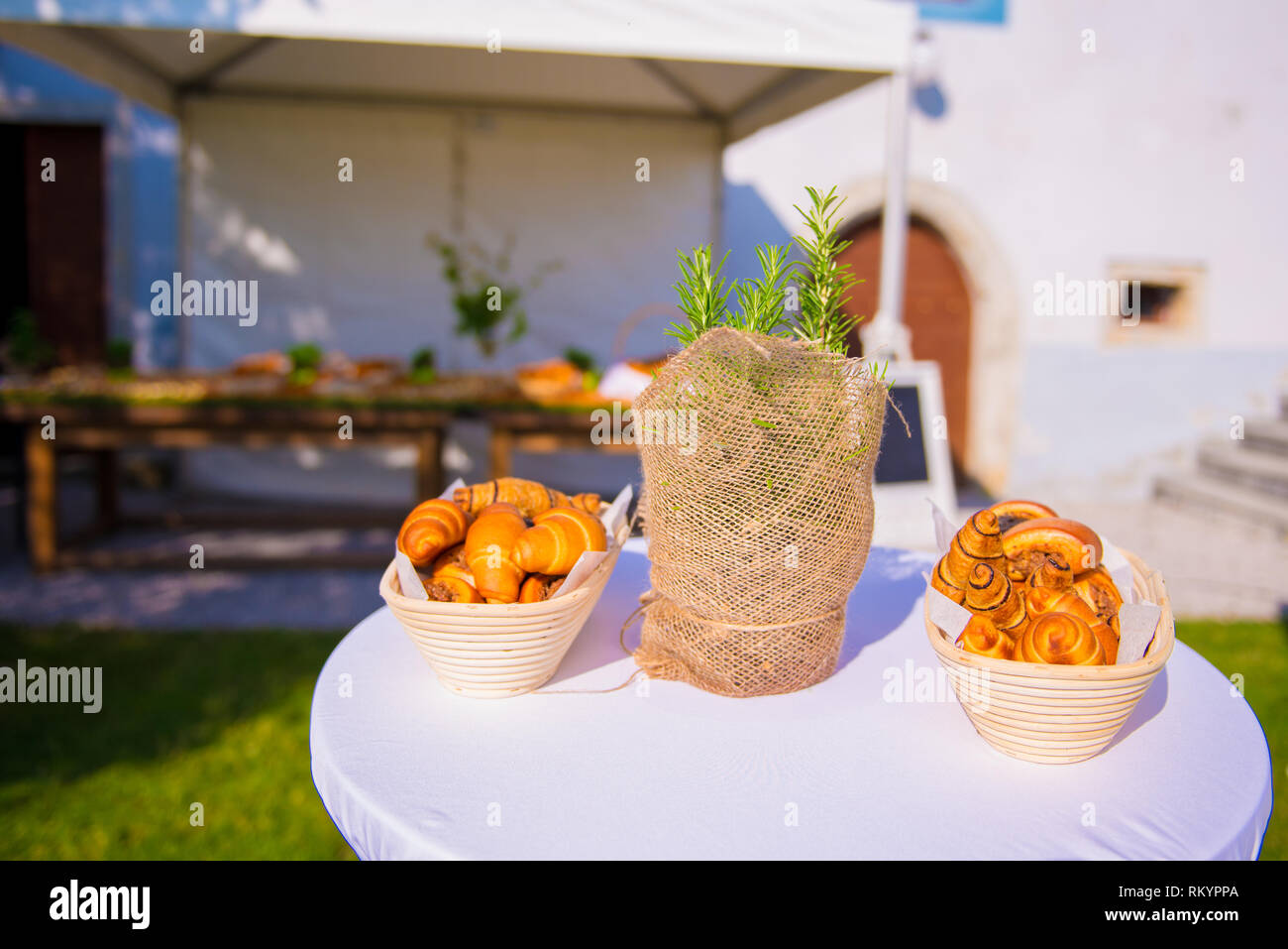 Panetteria Fine merci sul tavolo della reception con rosmarino decorazione, il fuoco selettivo panchetto tabella in background, ricevimento di nozze Foto Stock