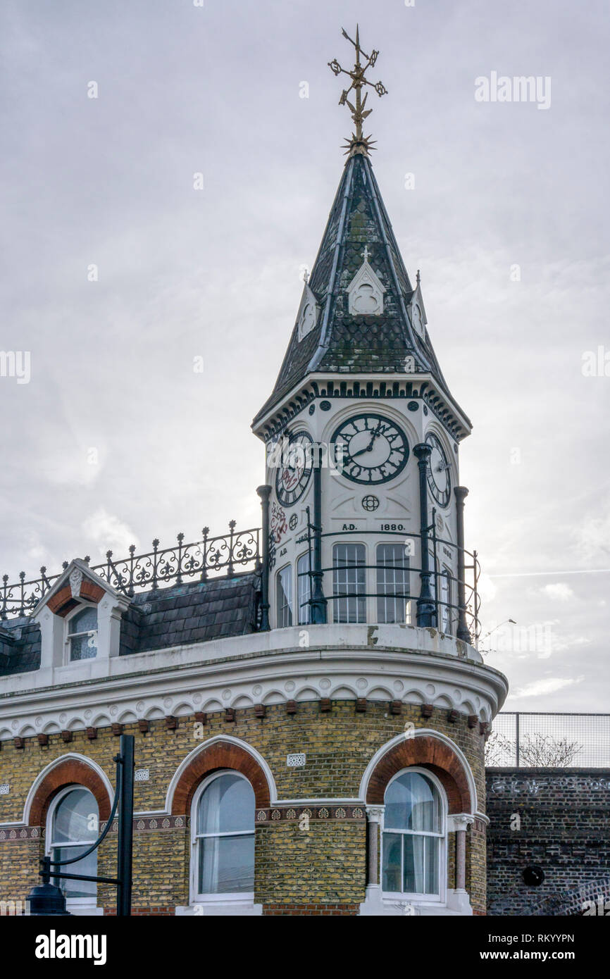 La torre dell orologio sulla vecchia ferrovia Hotel, Brixton, precisa il nome intorno al quadrante dell'orologio. Foto Stock
