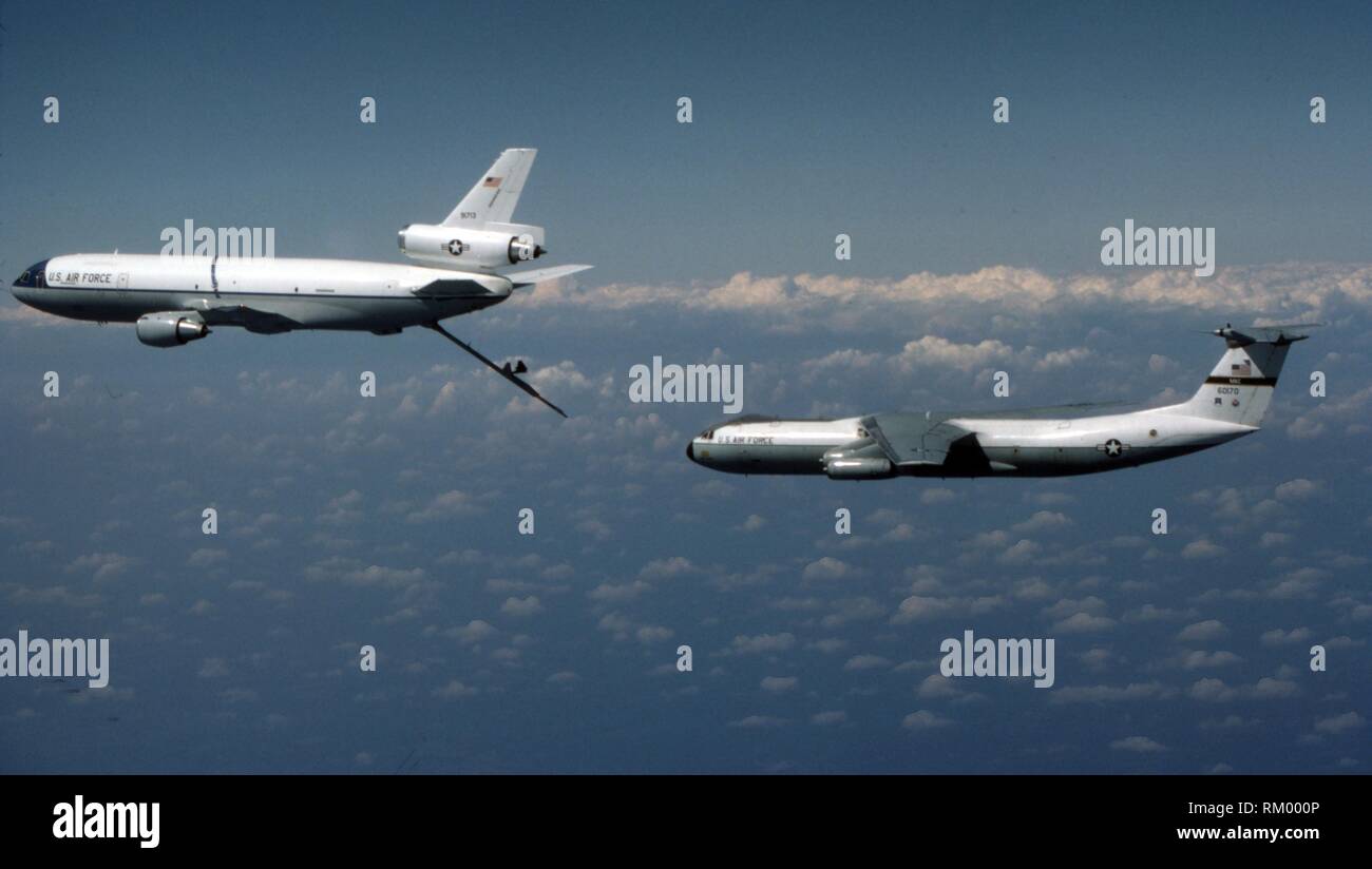 Il USAF United States Air Force McDonnell KC-10 Extender & Lockheed C-141 Starlifter Foto Stock