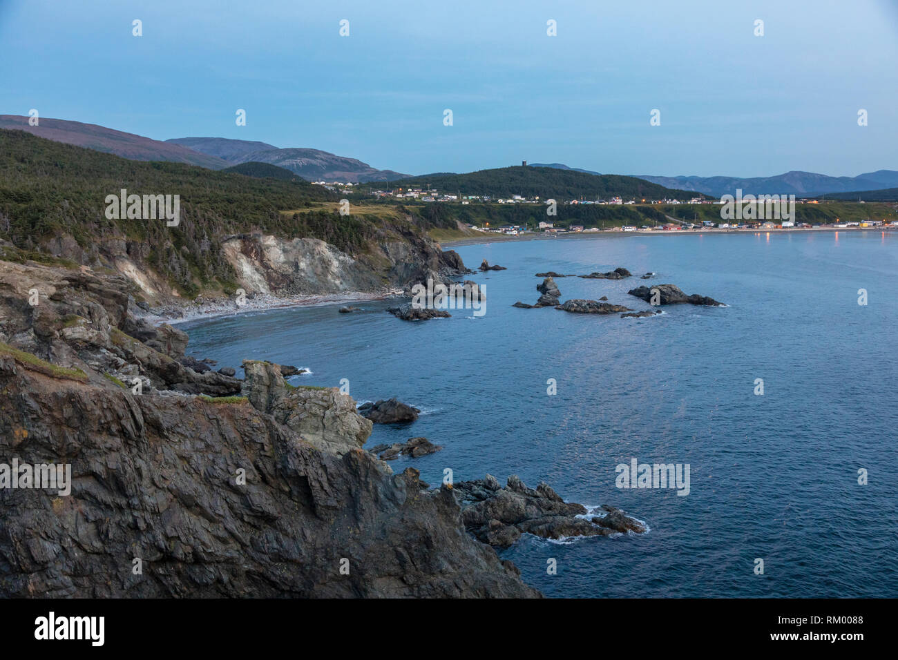 Vista panoramica dal punto orientale trail, guardando indietro alla città di Fiume trote, nel Parco Nazionale Gros Morne Foto Stock