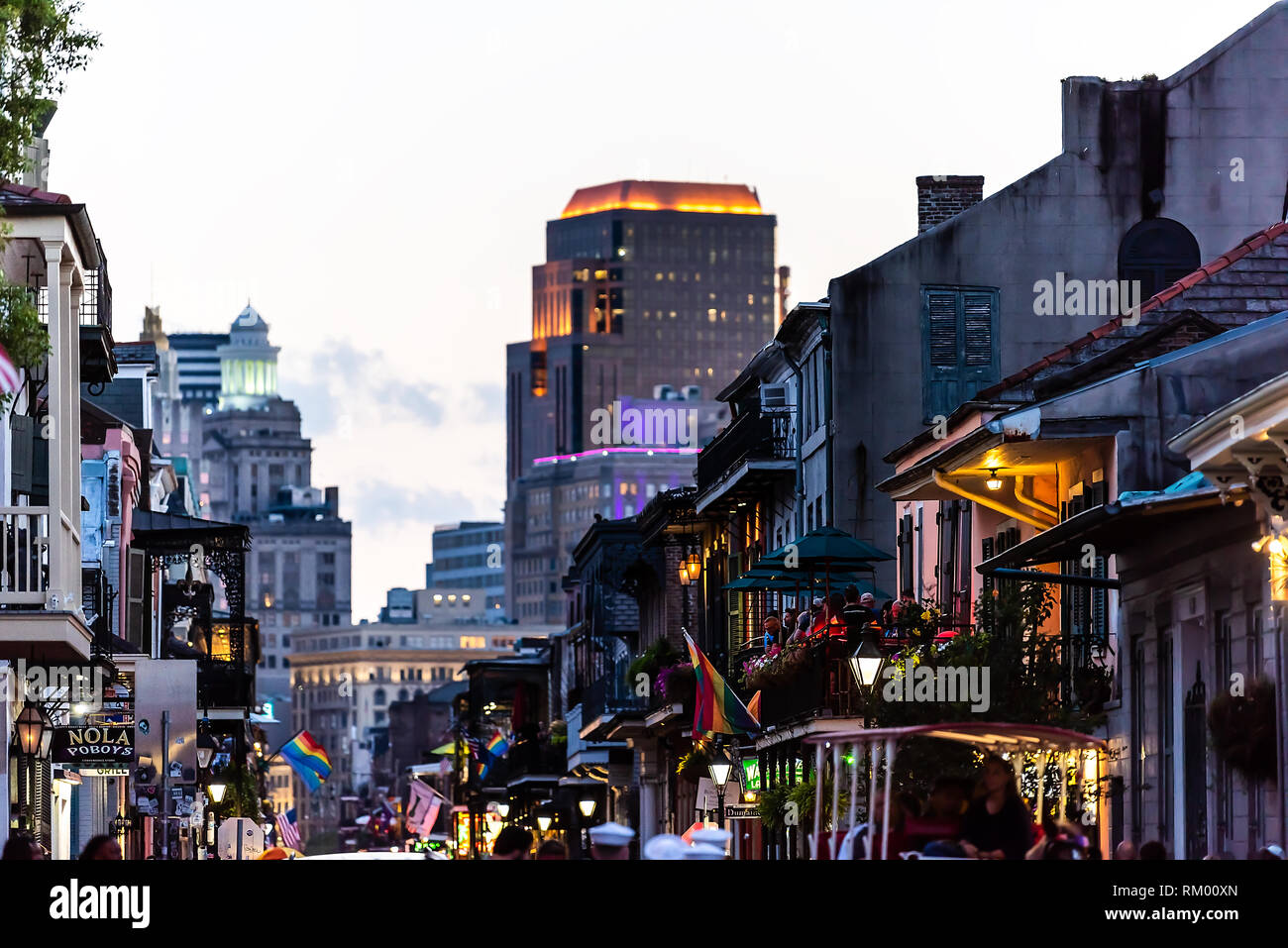 New Orleans, Stati Uniti d'America - 22 Aprile 2018: il centro città vecchia Bourbon Street in Louisiana famosa cittadina città di notte tramonto cityscape skyline con illum Foto Stock