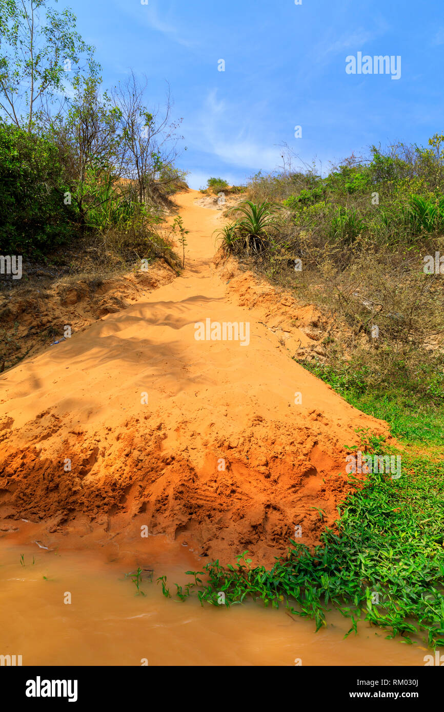 Flusso di sabbia arancione in Fairy Strea, Vietnam Foto Stock