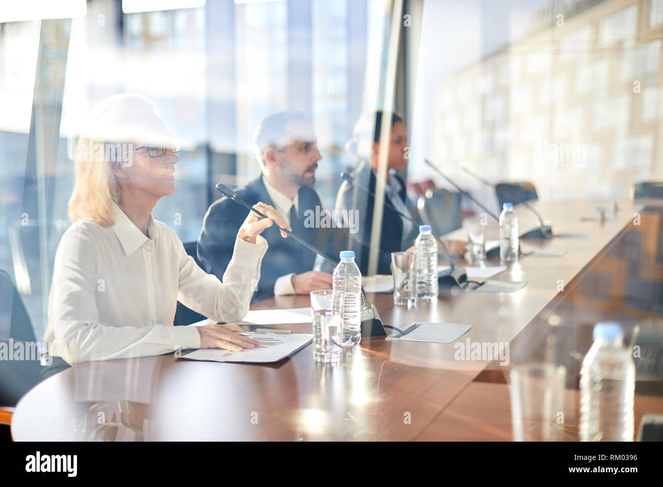 Gli altoparlanti di conferenze di affari Foto Stock