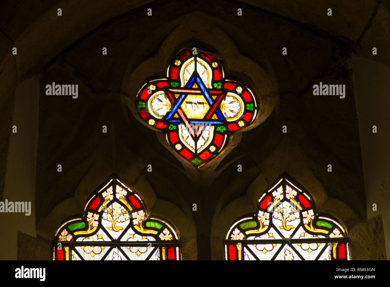 Tetragramaton, YHWH, JHVH, Ebraico lettere per il nome di Dio nella finestra di vetro colorato, chiesa di Santa Maria, Chithurst, la chiesa di St Mary, Sussex, Regno Unito. Foto Stock