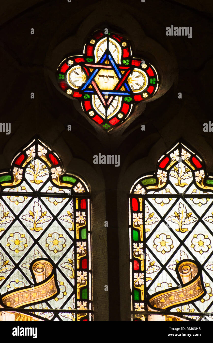 Tetragramaton, YHWH, JHVH, Ebraico lettere per il nome di Dio nella finestra di vetro colorato, chiesa di Santa Maria, Chithurst, la chiesa di St Mary, Sussex, Regno Unito. Foto Stock