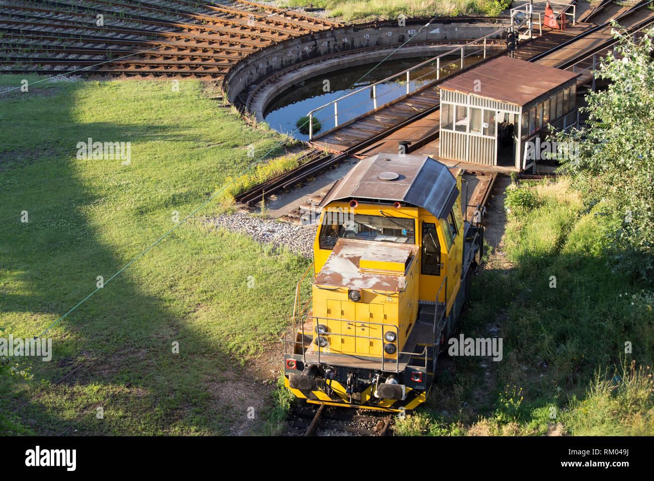 Locomotiva giallo parcheggiato nel parco del treno Foto Stock