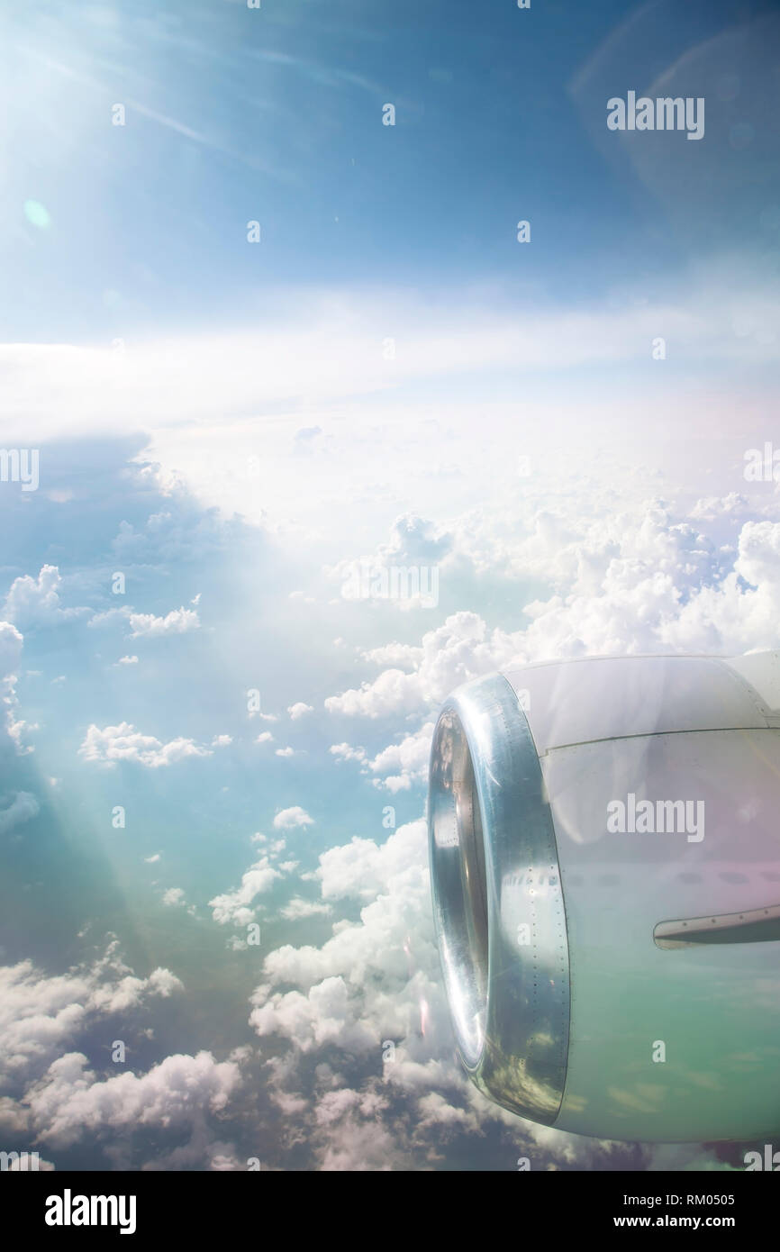 Vista dall'aereo finestra le nuvole bianche Foto Stock