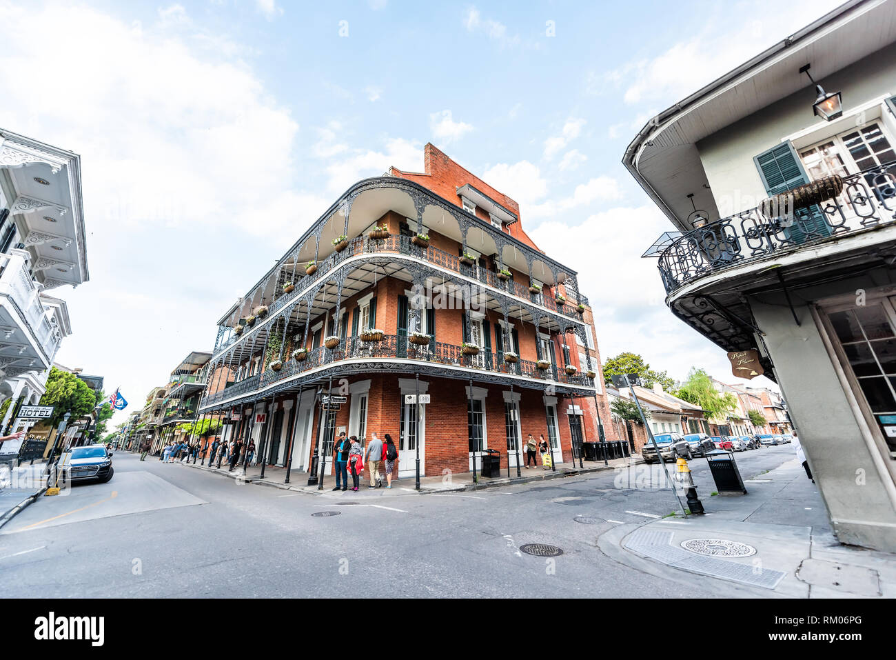 New Orleans, Stati Uniti d'America - 23 Aprile 2018: città vecchia Royal street edificio ad angolo in Louisiana famosi negozi della città in serata con dei balconi in ferro e fiore Foto Stock