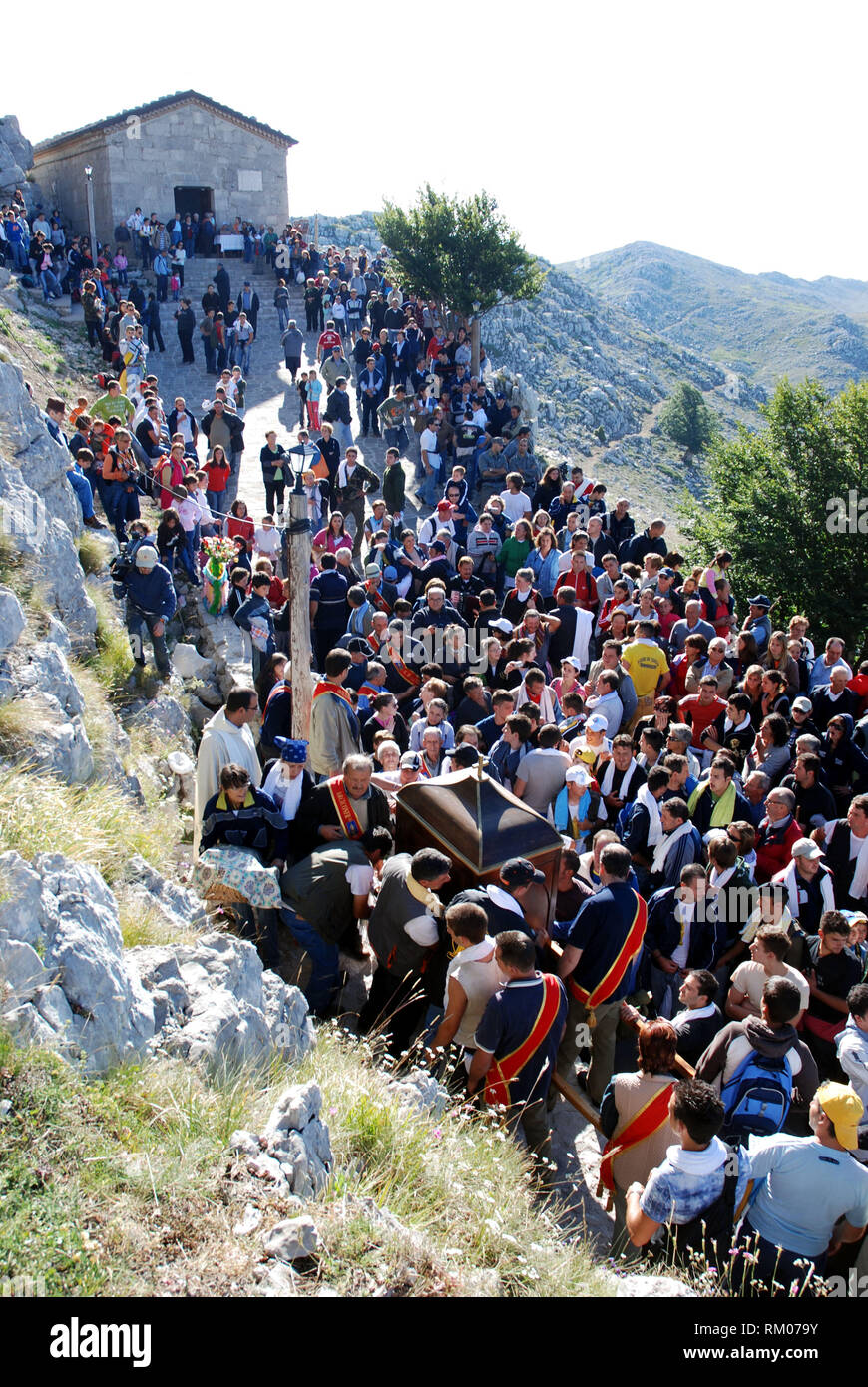 Molte persone seguono Santa processione sul Monte cervato o cervati per st Mary Madonna delle Nevi sanza città Italia 2018 Foto Stock