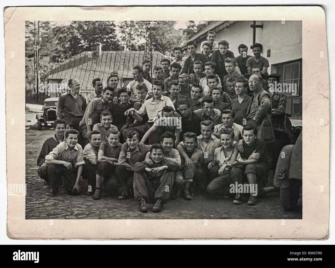 LA REPUBBLICA SOCIALISTA CECOSLOVACCA - CIRCA 1950s: Foto retrò mostra gruppo di ragazzi della scuola. Ragazzi della scuola secondaria in viaggio con insegnanti. 1950s Foto Stock