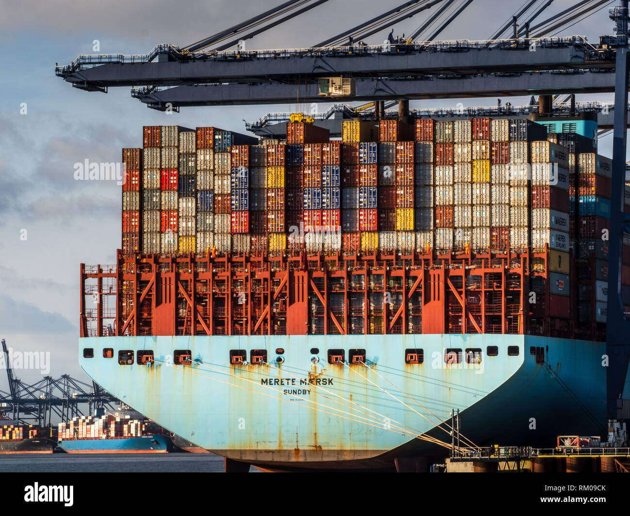 Commercio internazionale - i contenitori di spedizione vengono caricate e scaricate da una Maersk Container nave nel porto di Felixstowe UK. Foto Stock
