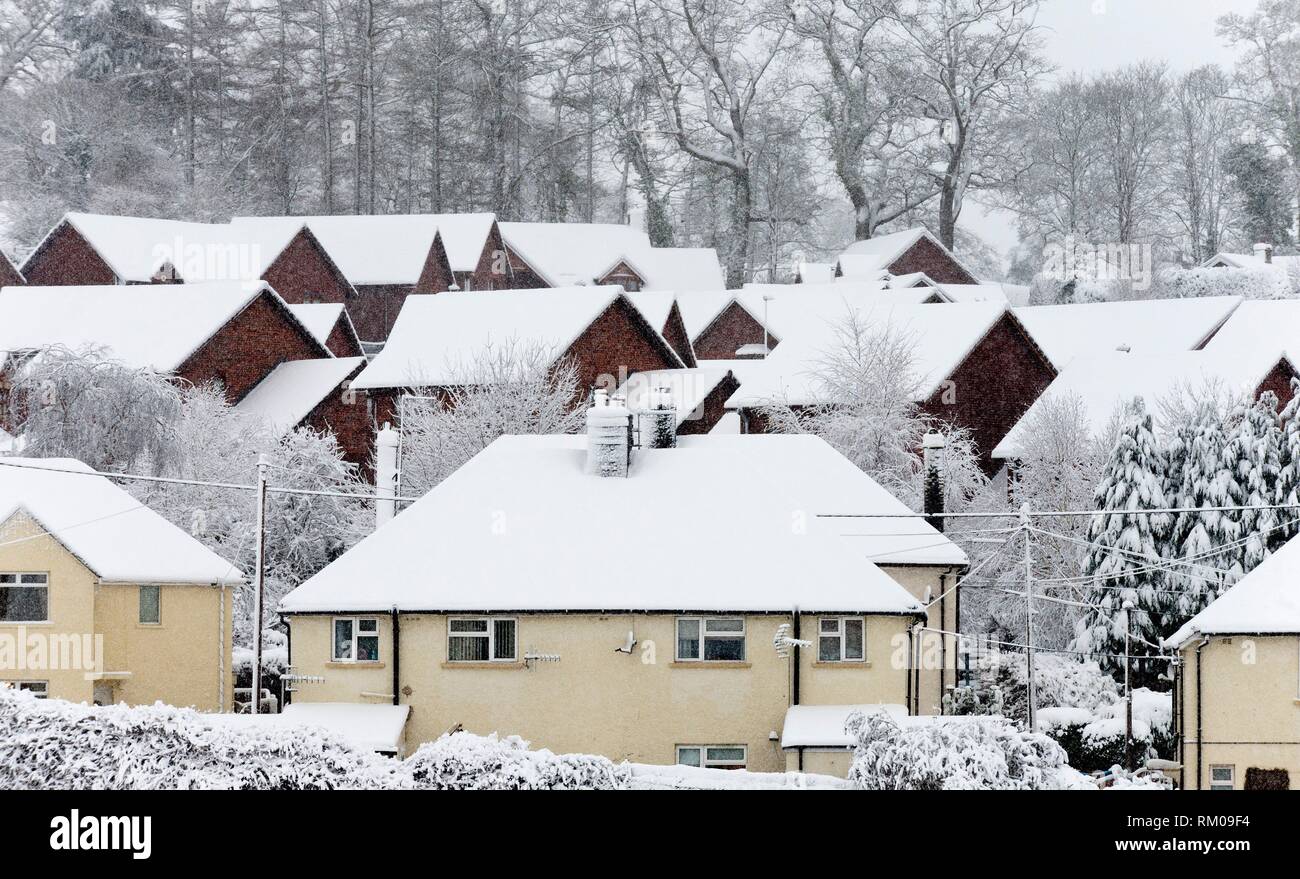 I tetti sono coperti di neve a Builth Wells, Powys, Wales, Regno Unito. Foto Stock