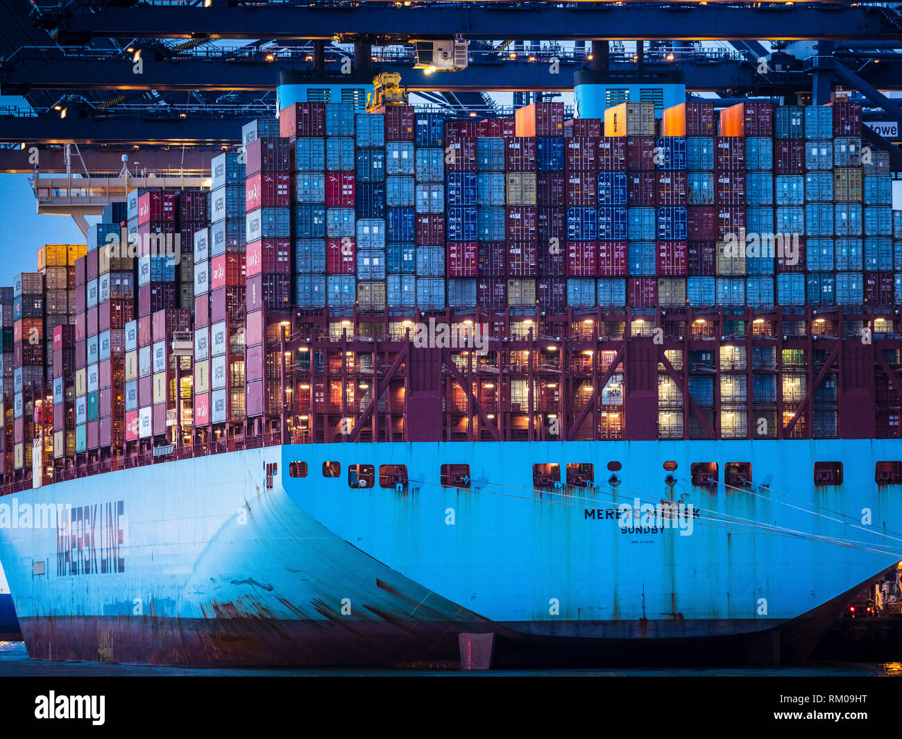 Commercio internazionale - i contenitori di spedizione vengono caricate e scaricate da una Maersk Container nave nel porto di Felixstowe UK. Foto Stock