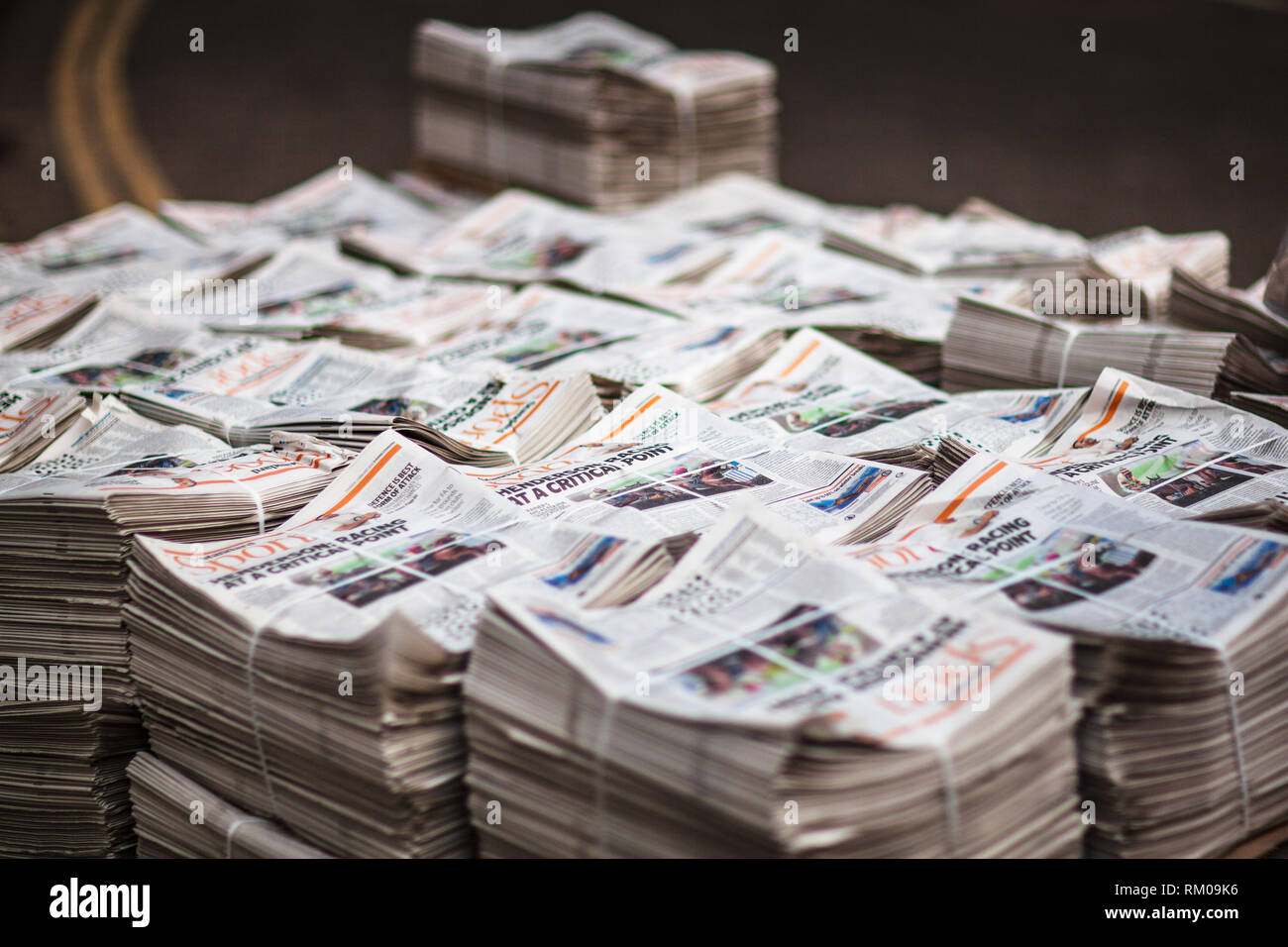 Giornale pila. Quotidiani Standard serali in dotazione per la distribuzione a Londra. Mucchio di quotidiani Londra. Foto Stock