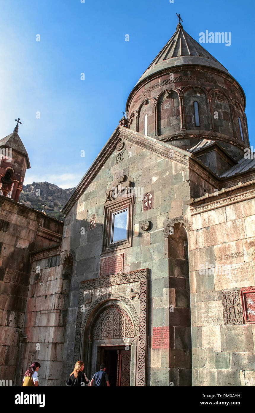 Gheghard, Armenia, 20 Ottobre 2018: l'ingresso centrale con una bella cornice arcuata nella chiesa principale di Katoghike nel Monastero di Geghard del braccio Foto Stock