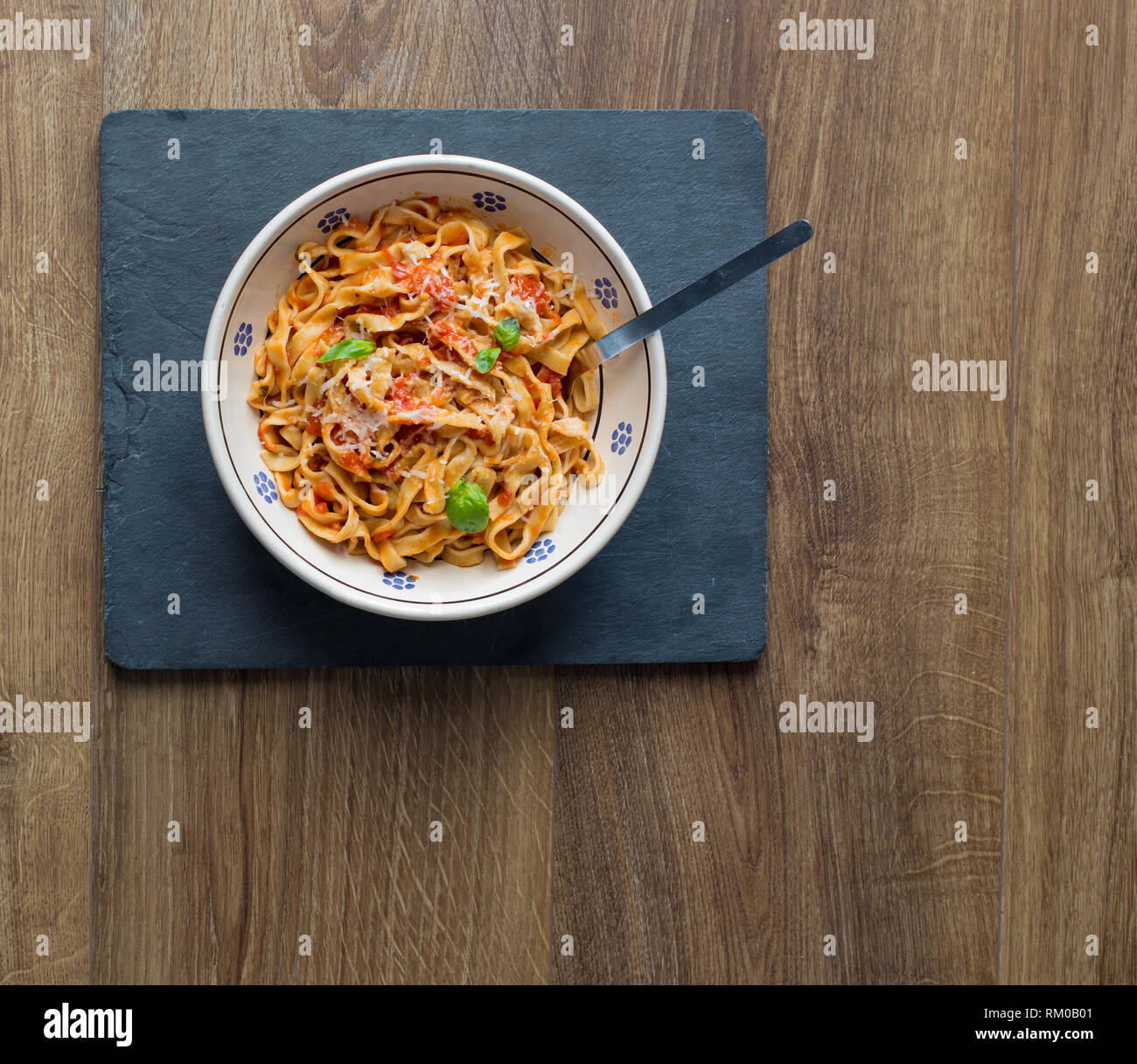 Freschi tagliatelle in un pomodoro e basilico salsa. Foto Stock