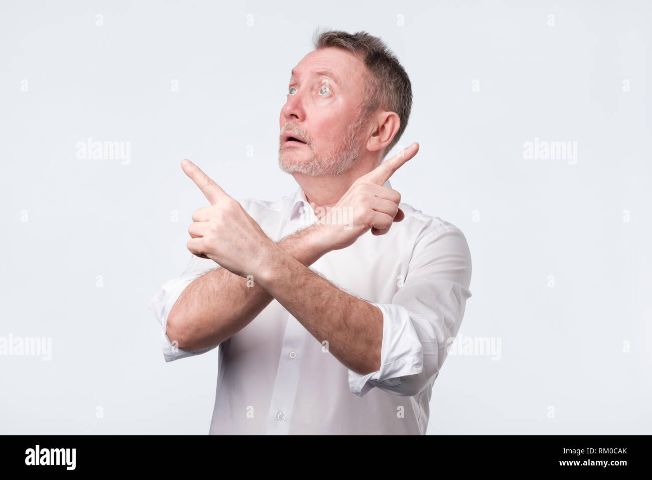 Senior uomo sensazione incerta avente due scelte. Foto Stock