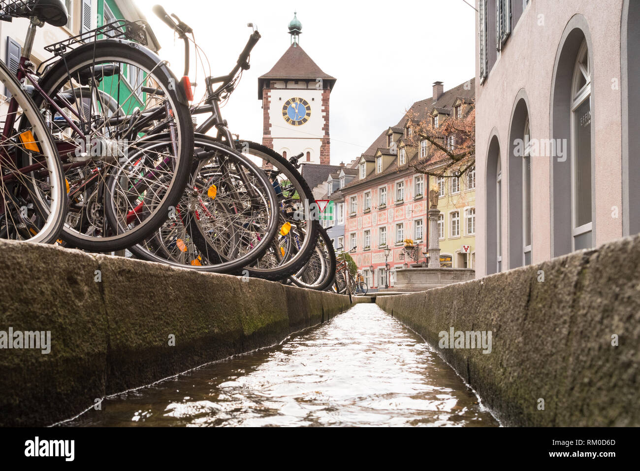 Freiburg im Breisgau, Germania - Schwabentor (città sveva di gate), di biciclette e Bachle (acqua riempito runnells alimentata dalla Dreisam), Germania, Europa Foto Stock