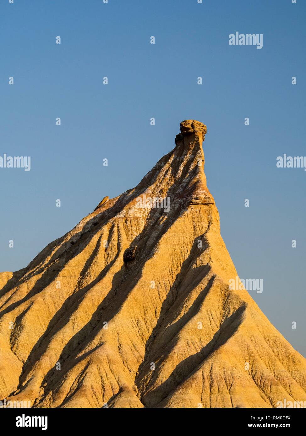 Formazione di roccia nella Bardena Blanca area delle Bardenas Riales parco naturale, Navarra, Spagna Foto Stock