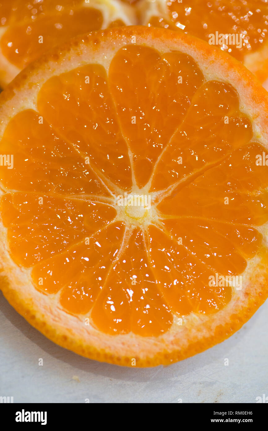 Appena le arance a fette su un tagliere, mostrando il succoso frutto all'interno Foto Stock