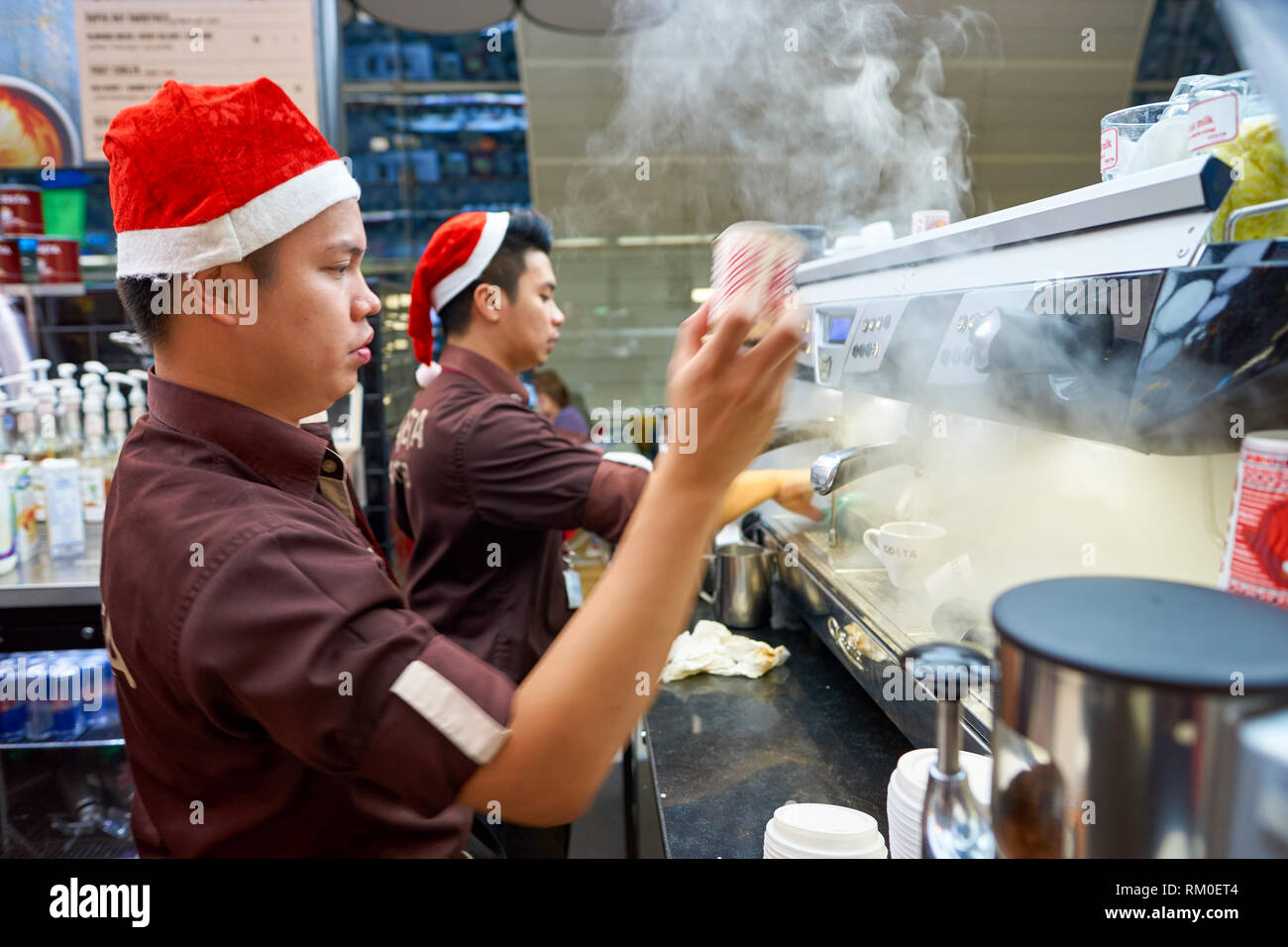 DUBAI, Emirati Arabi Uniti - circa novembre, 2016: personale a un caffè Costa succursale all'aeroporto internazionale di Dubai. Costa Coffee è una multinazionale britannica coffeehouse Foto Stock