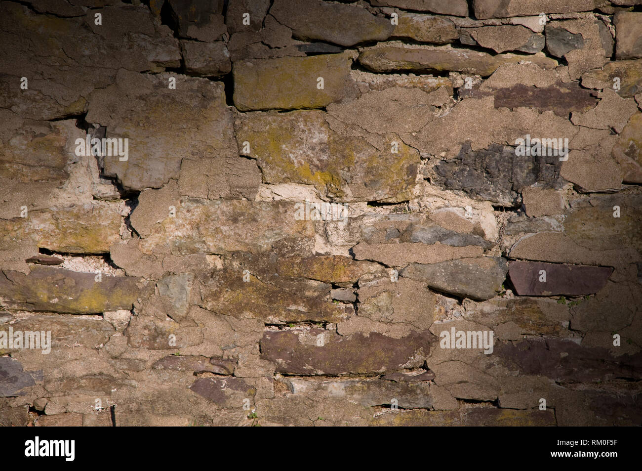 Incrinato fatiscenti parete in muratura accesa in diagonale Foto Stock