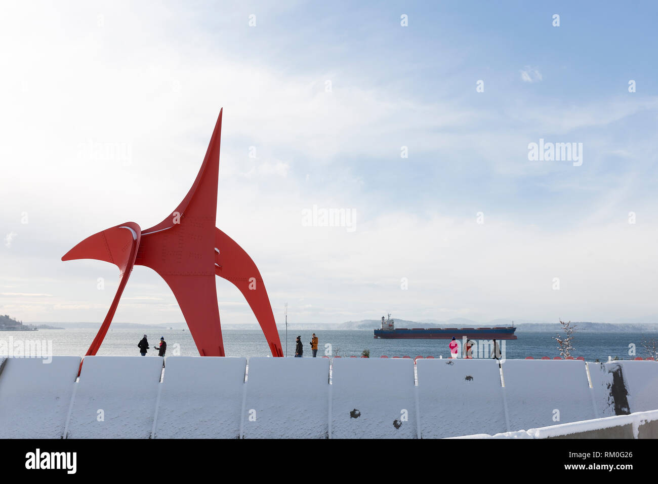 Seattle, Washington: Alexander Calder's " Eagle " brilla al sole in Olympic Sculpture Park come una forte tempesta di neve si rompe dopo aver lasciato sei pollici Foto Stock