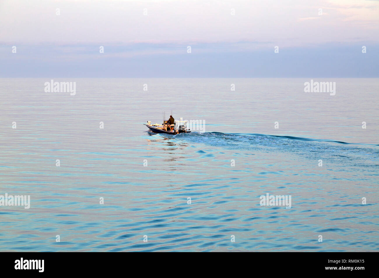 Fisherman diretto a mare dopo aver preparato la sua barca per pesca. Foto Stock