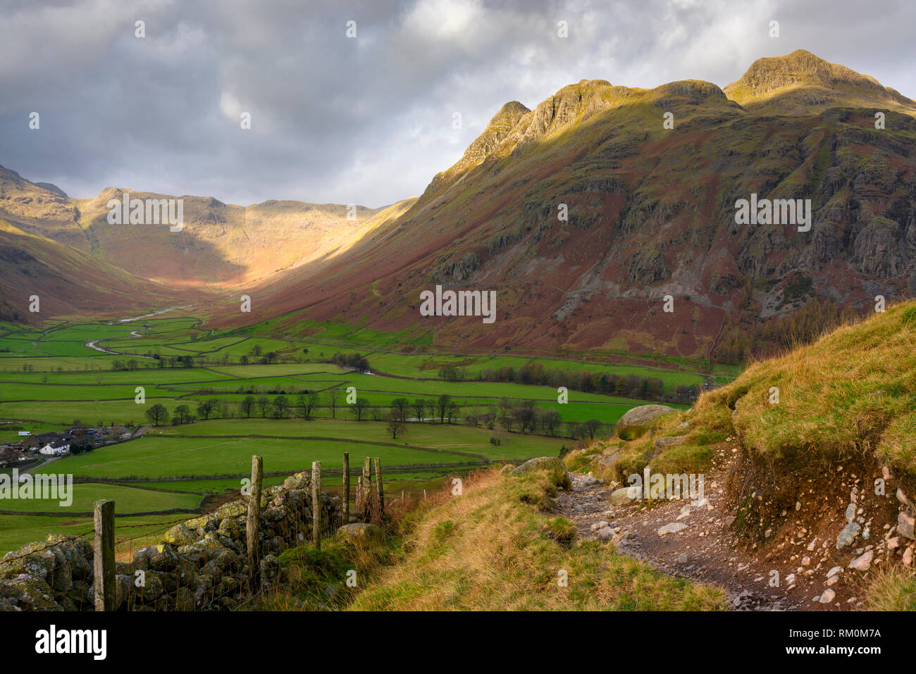 Veduta autunnale del Langdale Valley e The Langdale Pikes nel Parco Nazionale del Distretto dei Laghi, Cumbria, Inghilterra. Foto Stock