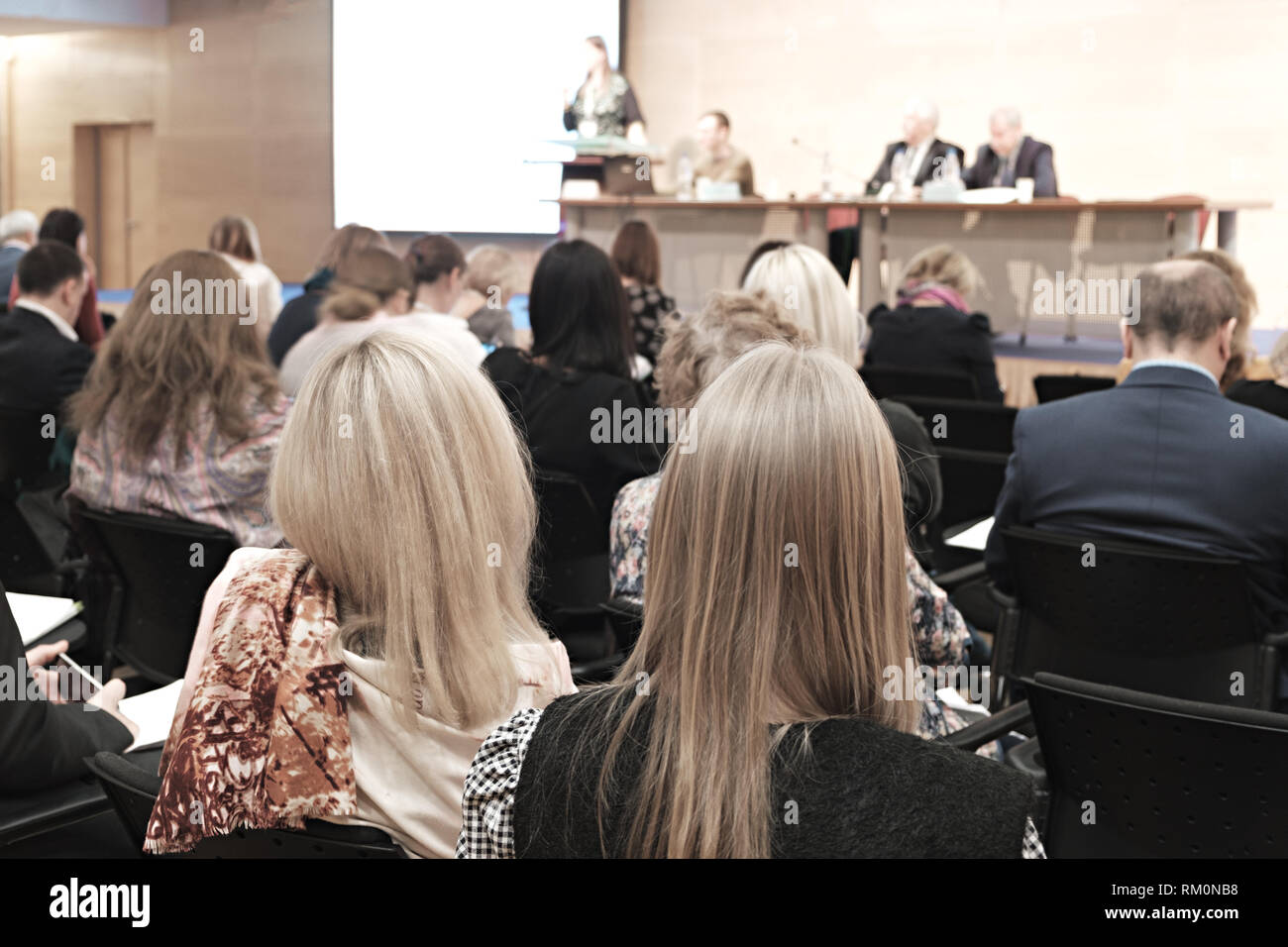 Donna d'affari e persone in ascolto sulla conferenza. L'immagine orizzontale Foto Stock