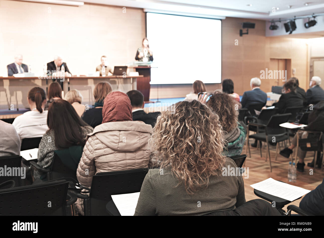 Donna d'affari e persone in ascolto sulla conferenza. L'immagine orizzontale Foto Stock