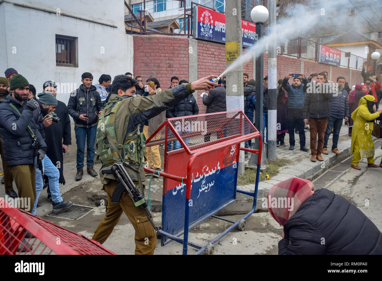 Jammu e Kashmir visto polizia spruzzare gas pepe per disperdere NHM dipendenti durante la protesta a Srinagar. NHM (Nazionale Salute Missione) i dipendenti di un governo anti-marcia di protesta verso il Raj Bhavan in Srinagar. I dipendenti che sono stati su uno sciopero poiché gli ultimi trenta giorni sono esigenti la regolarizzazione in modo graduale, la parità di retribuzione per pari lavoro e altre prestazioni di sicurezza sociale. La polizia manganelli usati sui manifestanti e molti di loro sono stati arrestati durante la protesta. Foto Stock