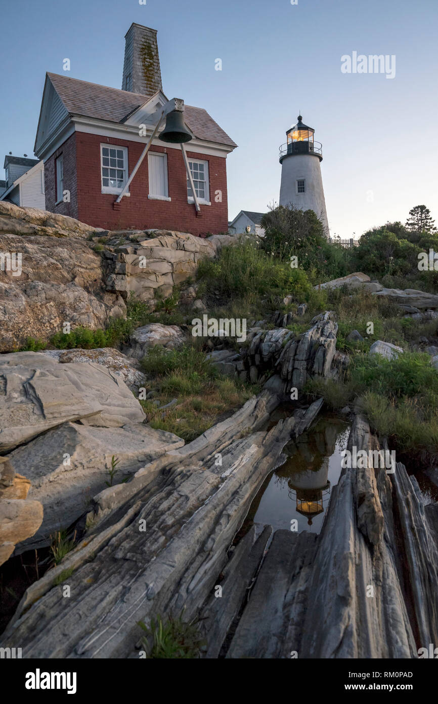 Il faro di Pemaquid Point si riflette in un pool di marea nelle prime ore del mattino lungo la costa est degli Stati Uniti. Foto Stock