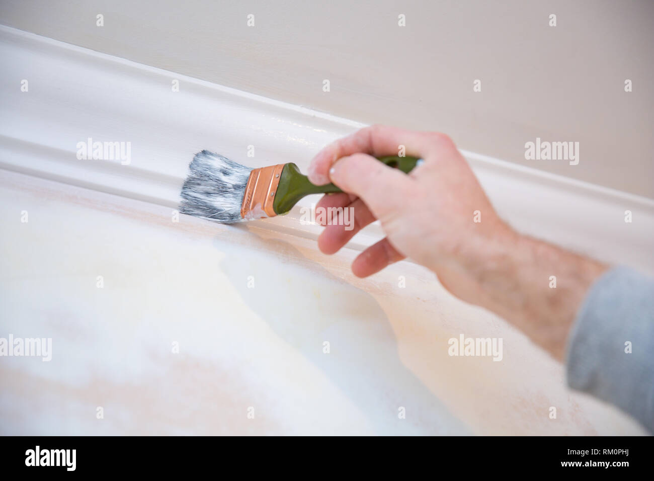 Pittura piuttosto sul soffitto stick. riparare in appartamento Foto Stock