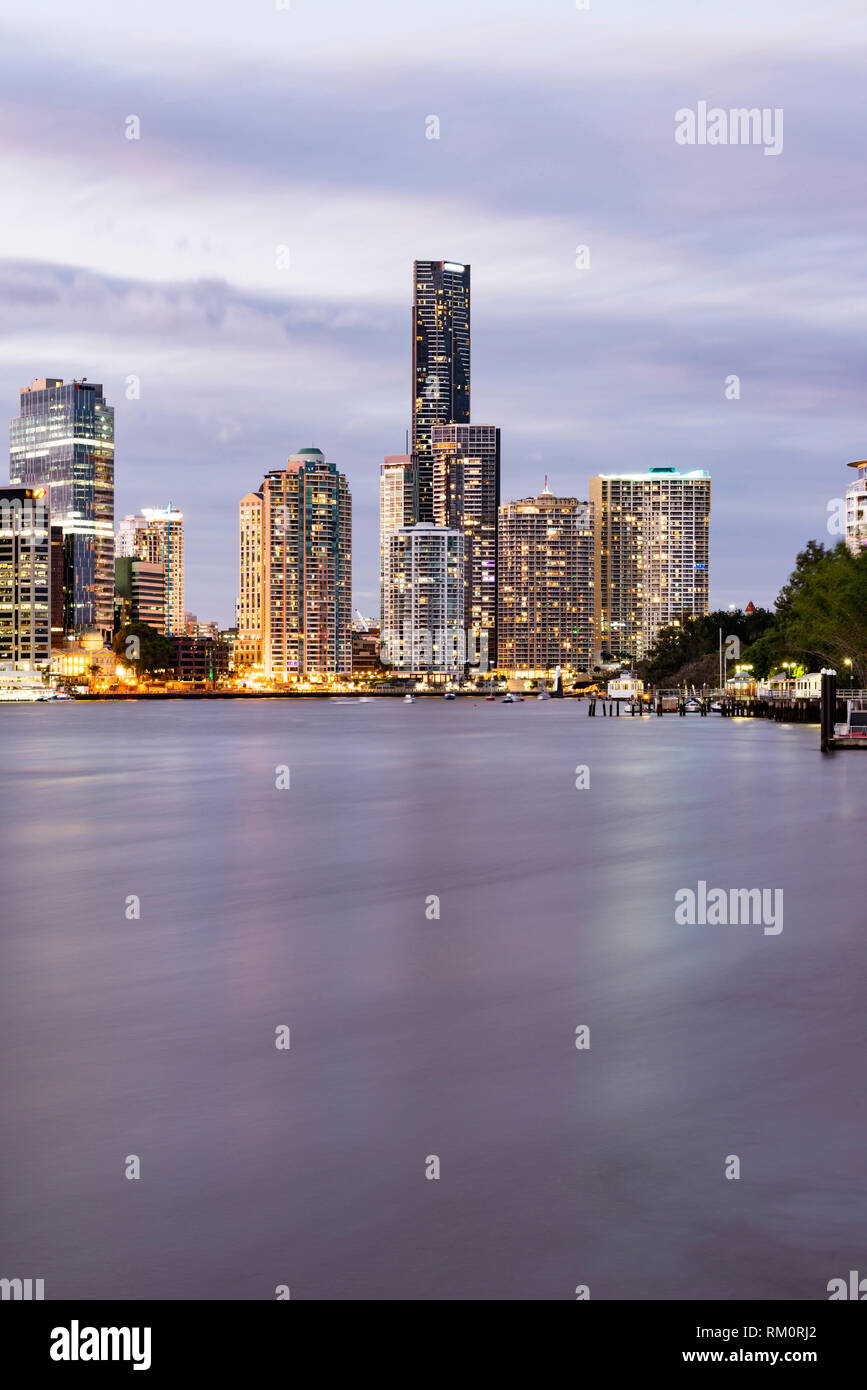 La bella serata skyline di Brisbane. Foto Stock