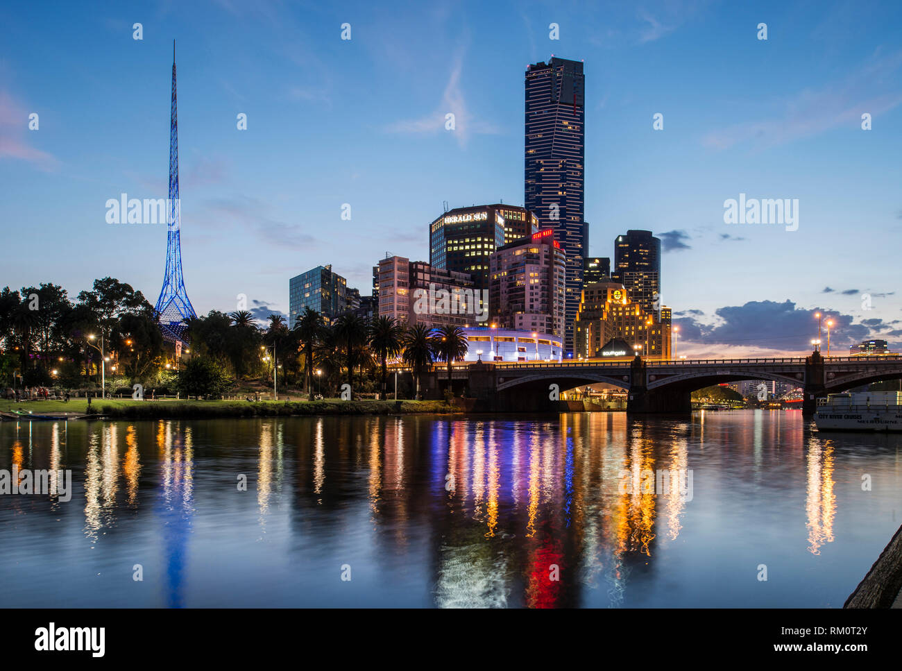 Di notte le luci sulla città di Melbourne. Foto Stock