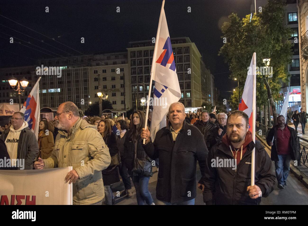 I dimostranti sono visti tenendo bandiere durante la dimostrazione. Dimostrazione dei funzionari pubblici nel centro di Atene, che chiedono un permanente e un lavoro stabile e non in forme di lavoro flessibili. Foto Stock