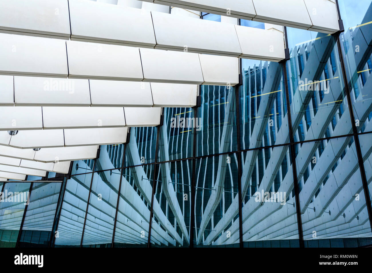 Il mirroring di vetro travi a soffitto per creare un'illusione di spazio nella moderna architettura, a Lisbona, Portogallo Foto Stock