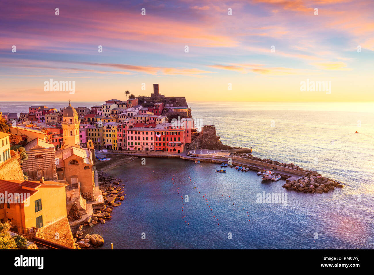Vernazza village, vista aerea sul tramonto, Seascape in cinque terre, il Parco Nazionale delle Cinque Terre Liguria Italia Europa. Foto Stock