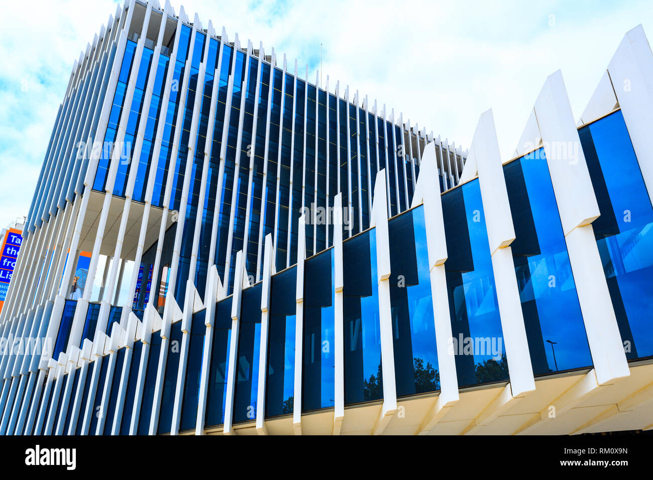 Vista strutturale in verticale e le lame a specchio blu facciata di vetro di architettura moderna nel centro di Lisbona, Portogallo Foto Stock