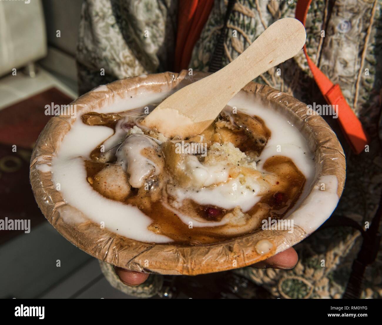Natraj Dahi Bhalla Wala Servendo Palle Di Lenticchie Con Yogurt E Frittelle Di Patate Fin Dal 1940 La Vecchia Delhi India Foto Stock Alamy