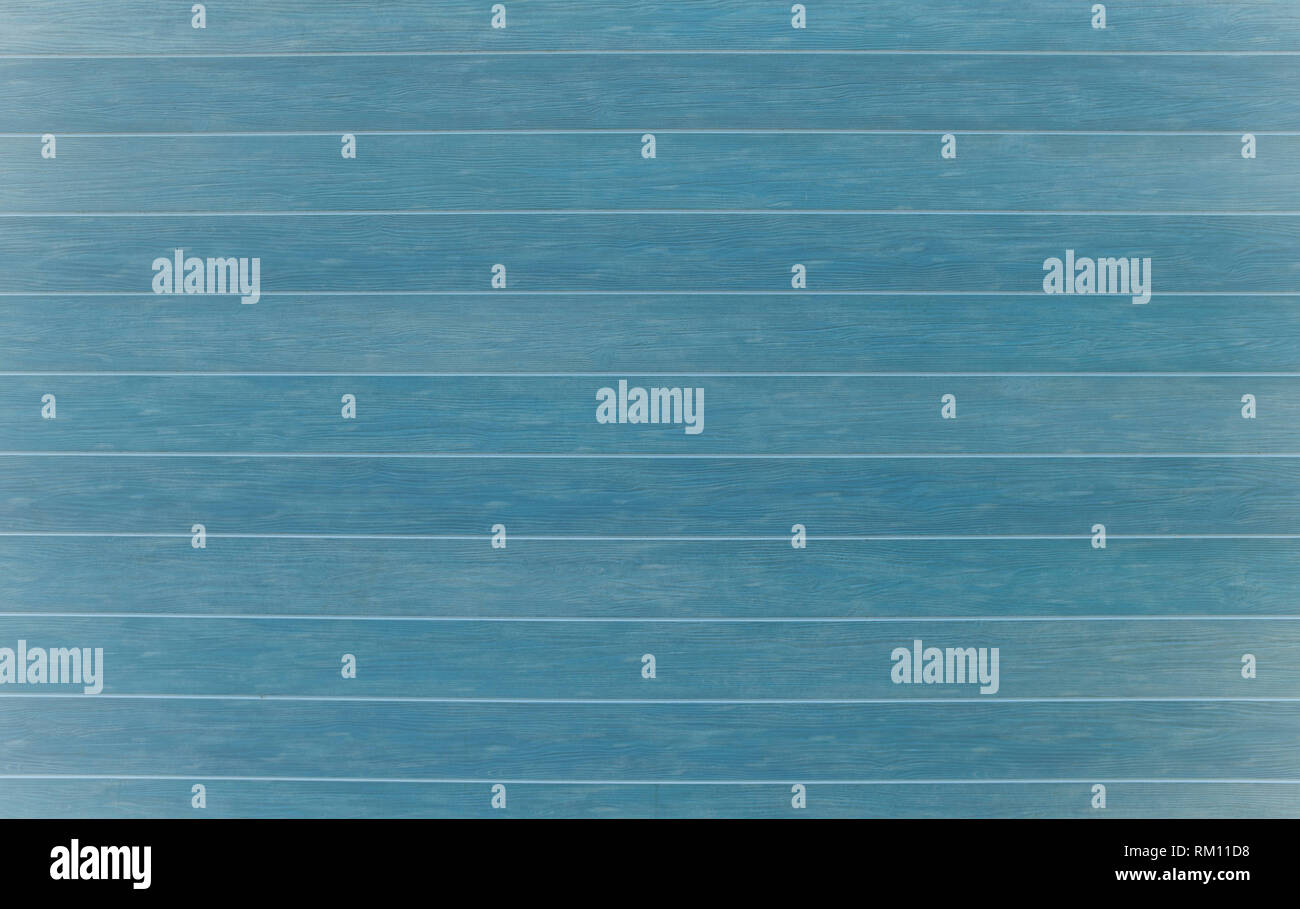 Blu parete in legno con tavole orizzontali. In prossimità di un vecchio recinto in legno e pannelli Foto Stock