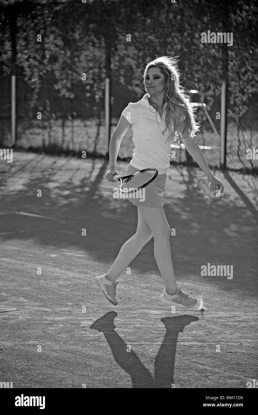 Giovane bella donna che gioca a tennis in ambiente estivo Foto Stock