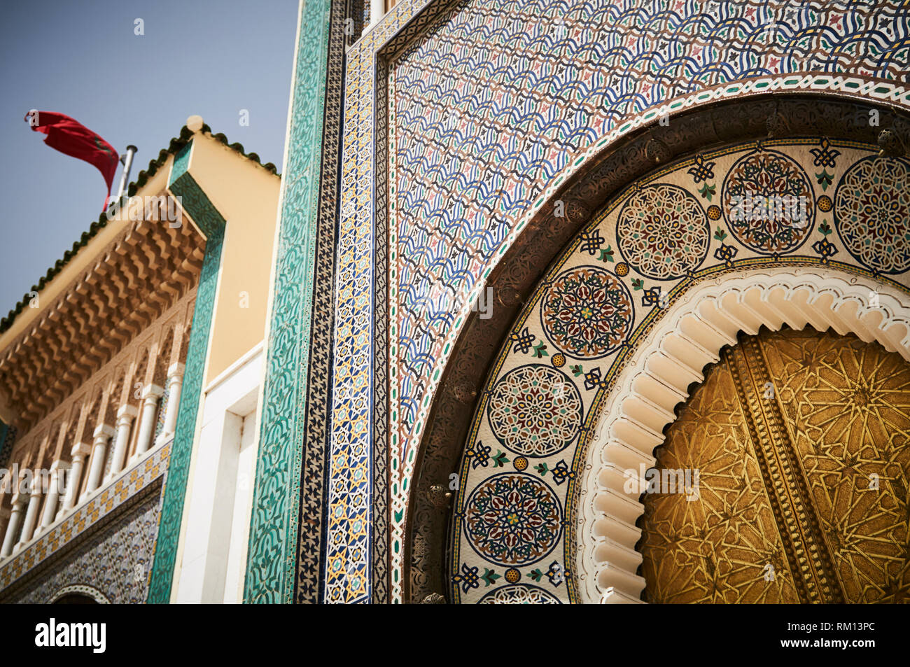 Il mosaico del Royal Palace Gate del Palazzo dei Re, un sito patrimonio mondiale dell'UNESCO. Dar El Makhzen, Place des Alaouites in Fez Djedid, Marocco, Africa Foto Stock